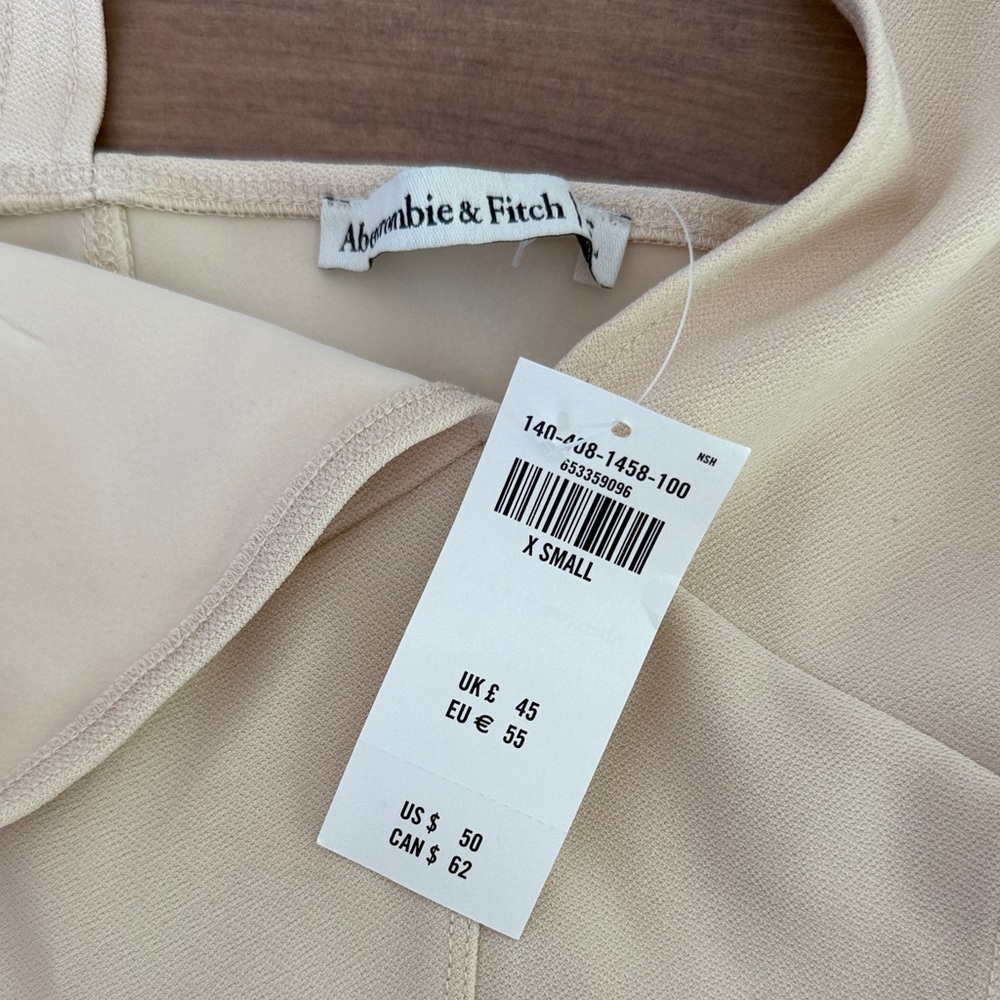 Abercrombie & Fitch Beige Sleeveless V-Neck Top - Picture 2 of 3